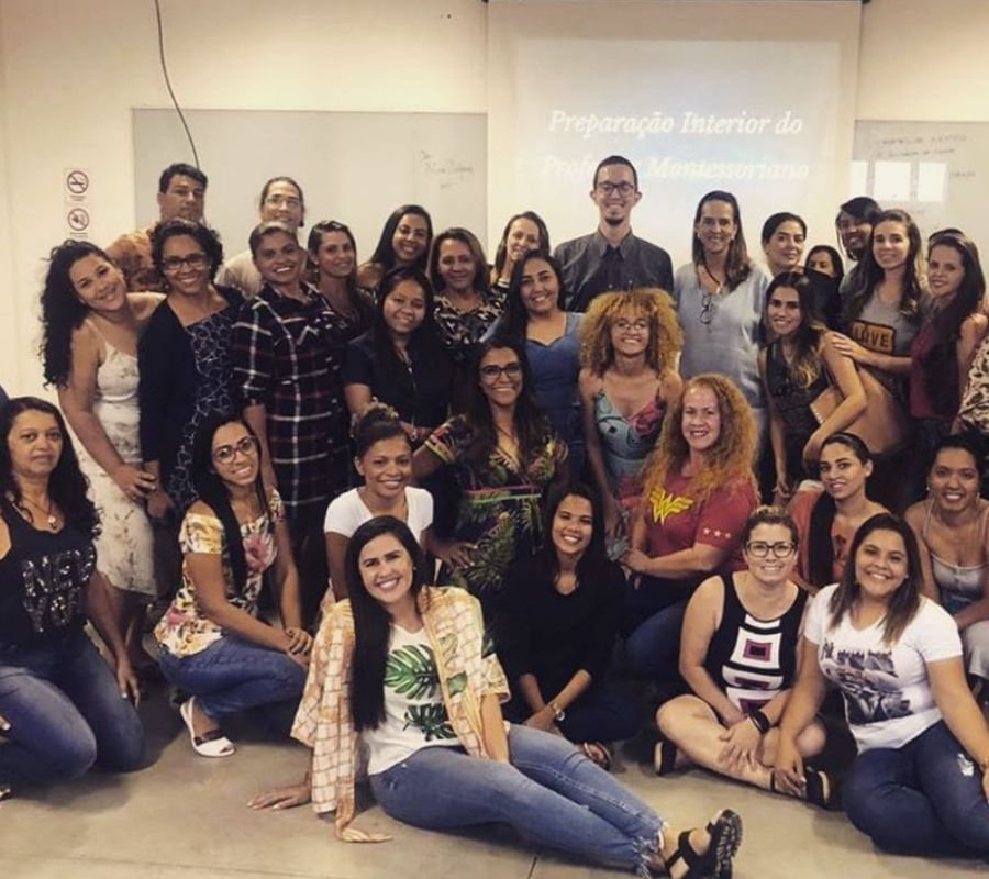 Imagem dos participantes do curso reunidos.