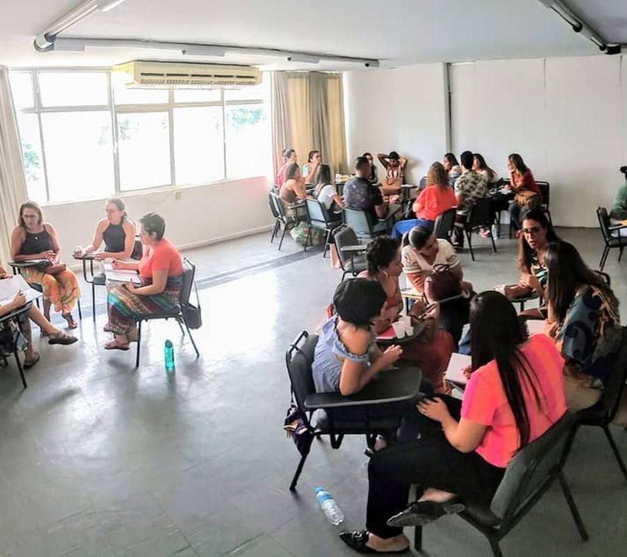 Imagem dos professores reunidos.